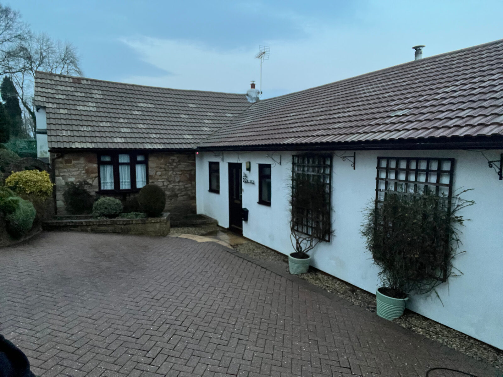 Clean cottage exterior and paving in Herefordshire